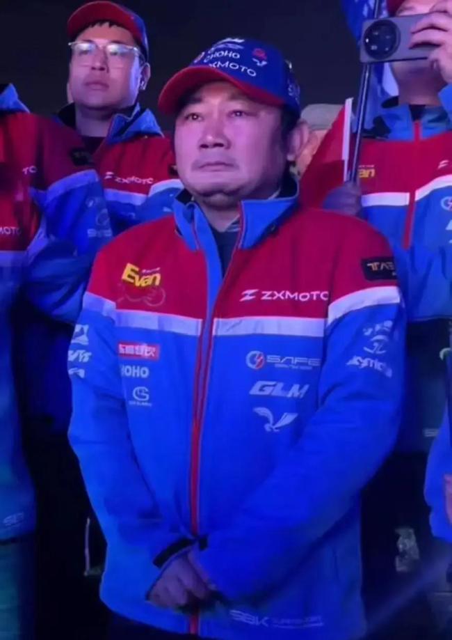 顾客在张雪机车门店闭眼下单 国产能跑赢世界的认同感