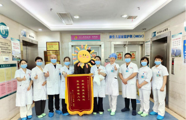 600g超早产宝宝闯过数道鬼门关出院