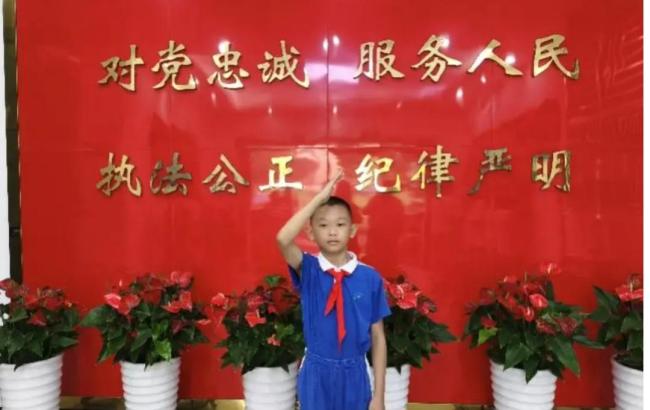 男孩捡金条咬了一口竟是真的