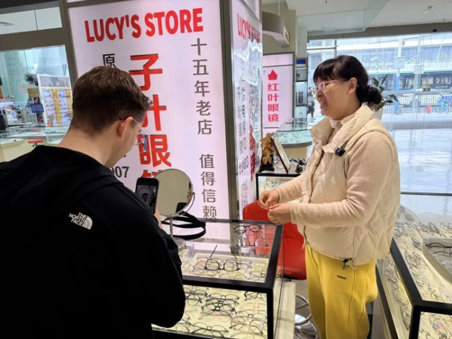 老外1行6人在上海买20副眼镜 高效配镜体验引关注