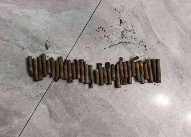 男子挖出31枚雷管上交警方