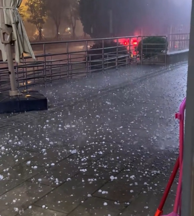 贵阳市多地突降冰雹 “冰流成河”景象壮观