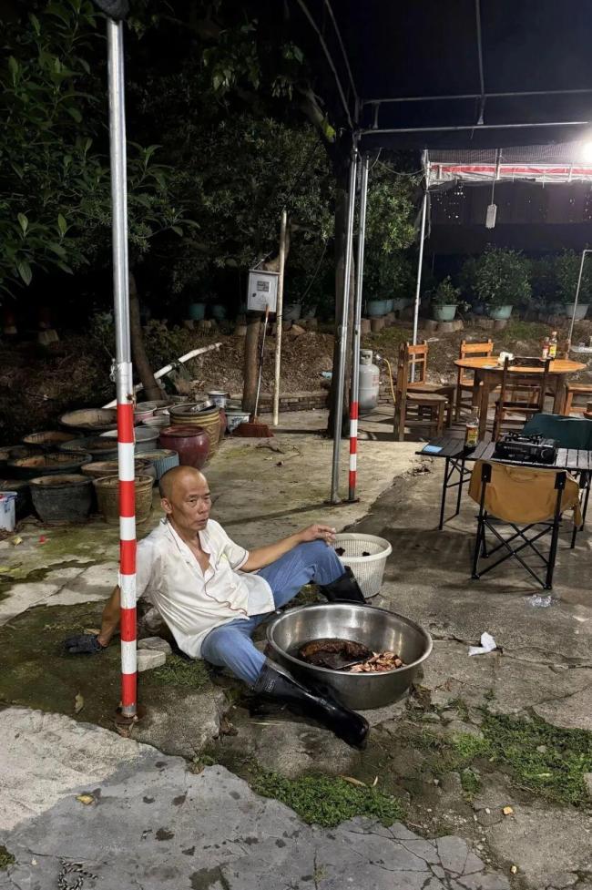 爆火鸡煲店的鸡最多还能吃2个月 养鸡场告急