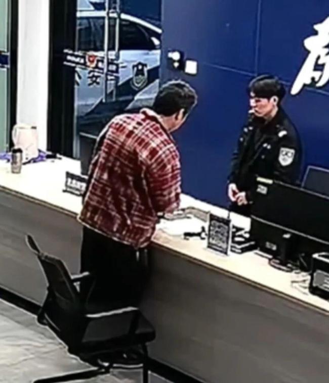 男子挖出31枚雷管上交警方 意外发现父亲遗物