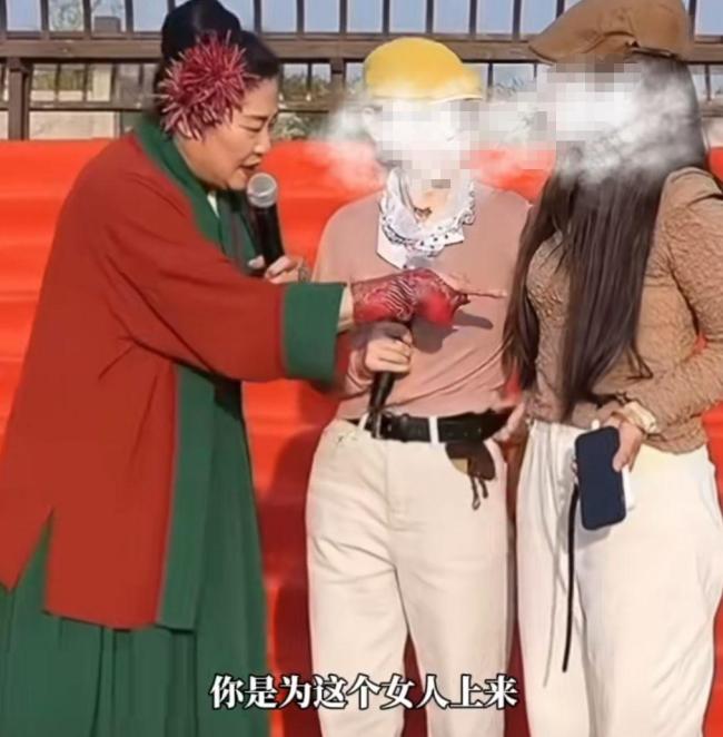 51岁男子趁老婆上厕所上台相亲 渣男行为遭怒斥