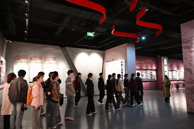 国防教育课堂开在烈士陵园 缅怀先烈铸国防