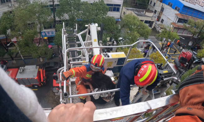 男子醉酒骑车坠入深沟次日才被发现 路人报警求助