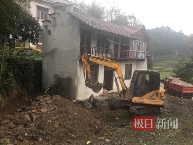 张雪老家床边放着国防科大教材 自学成就摩托车冠军