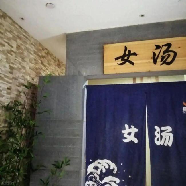 6岁男童带手机进女浴室顾客报警