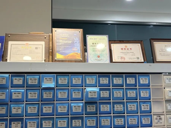 老外1行6人在上海买20副眼镜 高效配镜体验引关注