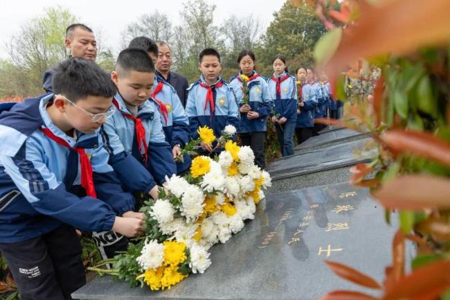 亲属跨越76年找到烈士 英雄终归故土