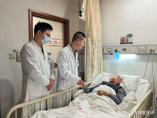 老人摔伤没在意 颅内积血200毫升