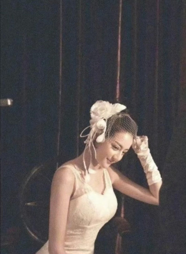 迪丽热巴素人婚纱模特时期