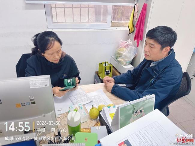 成都的哥捡到10万元名表归还 诚信之举温暖人心