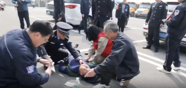 停车场老人昏厥 他们跪地抢回一命