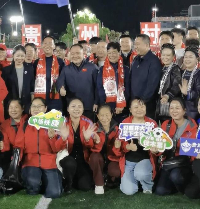 县委书记6秒闭幕发言只为孩子早休息 简短有力获赞