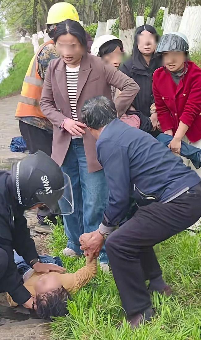 民工大叔跳河救下母女两人 英勇行为获赞无数