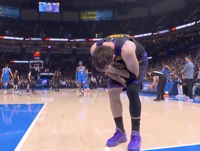 东契奇摸自己大腿