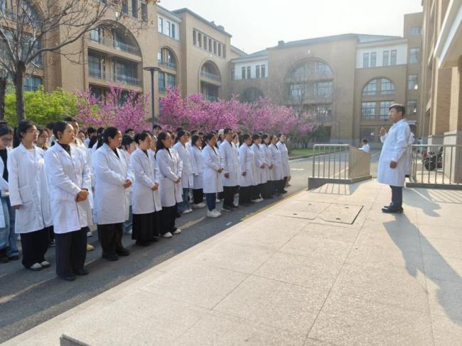 国防教育课堂开在烈士陵园 缅怀先烈铸国防