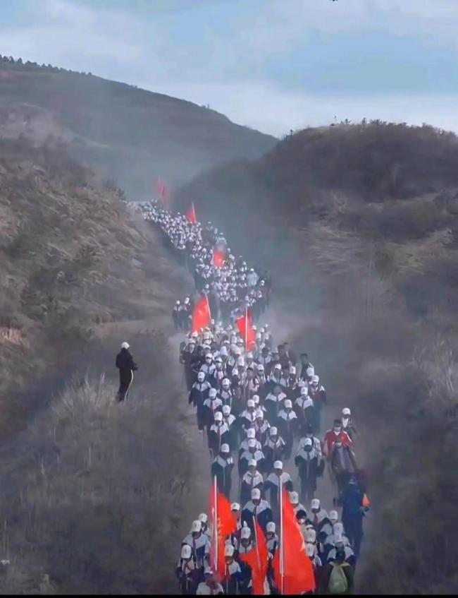 师生百里祭英烈家长凌晨夹道壮行 用脚步丈量信仰