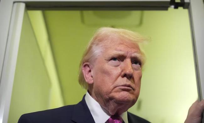 伊朗一导弹基地遭袭火光冲天 美军2000磅钻地弹袭击