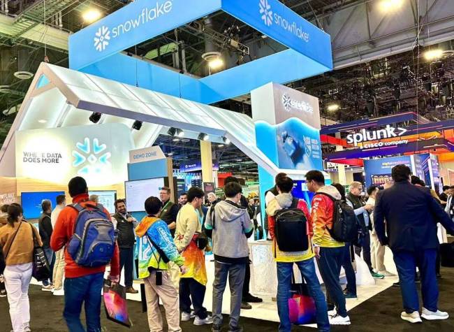 特朗普再挥关税大棒 市场评估美资产 美元走弱与美债抛售