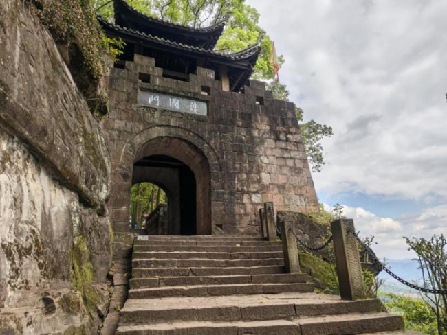 “按猪摇人”走红，重庆女孩“呆呆”：不想带货赚钱 小山村期待蜕变