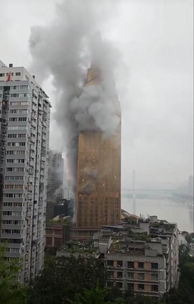重庆“黄金双塔”被浓烟笼罩