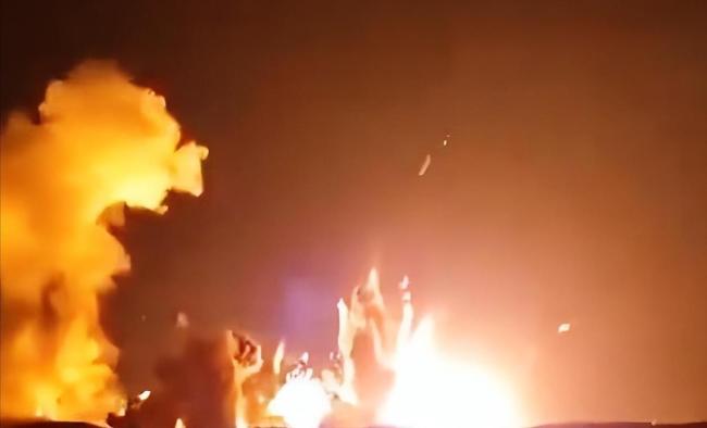 伊朗一导弹基地遭袭火光冲天 美军2000磅钻地弹袭击