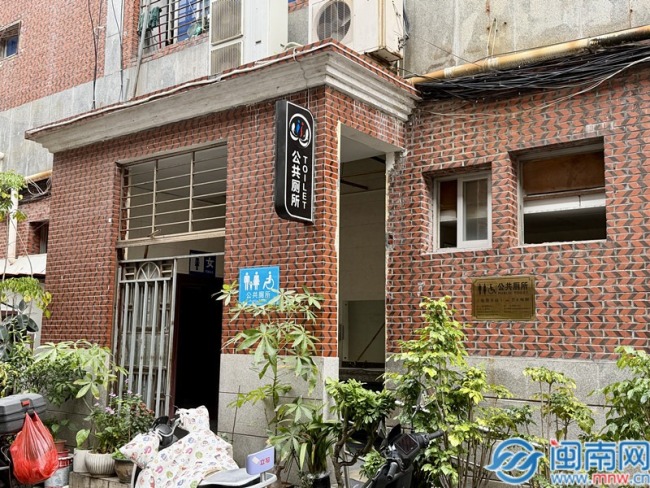 女子深夜上公厕被困