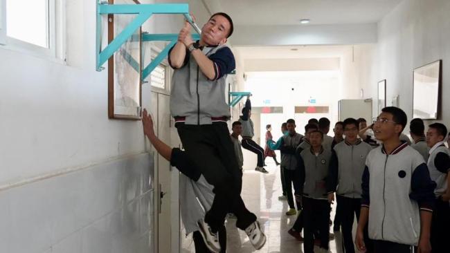 这不是健身房 这是新疆一中学走廊