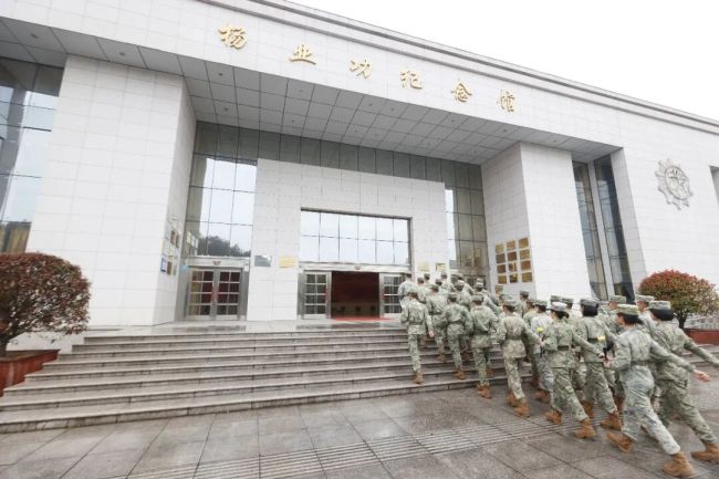 火箭军官兵缅怀“导弹司令”杨业功