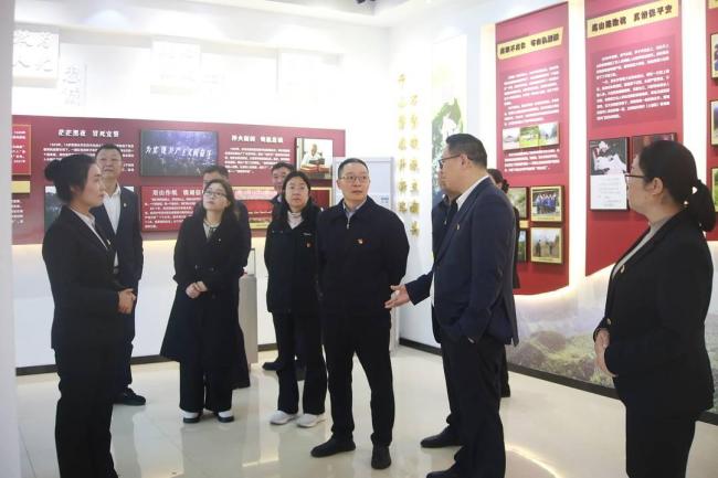 四川各界群众清明祭英烈 缅怀先烈凝聚红色传承合力