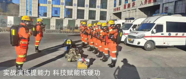 满载农资货车着火 消防成功扑灭明火 15分钟紧急救援