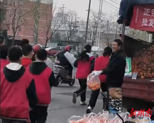 男子免费给徒步扫墓高中生发6箱水