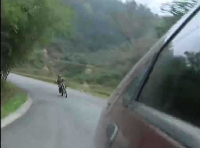 被追车记者20年后和张雪重逢抱着哭 梦想与坚持的见证