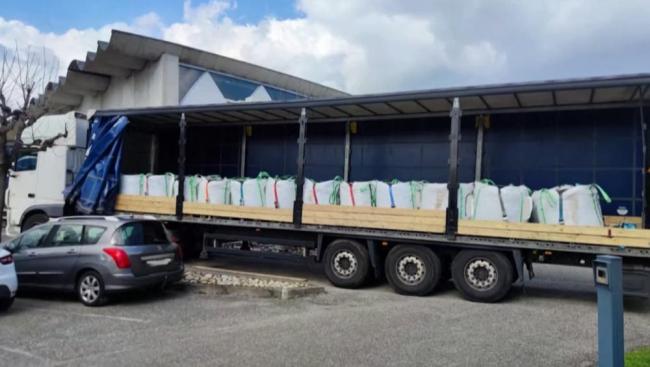 法国海关查获1.1吨可卡因