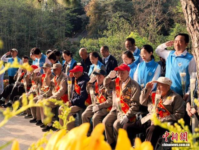 远征军老兵跨越千里抵滇祭奠抗战英烈 缅怀战友共话和平