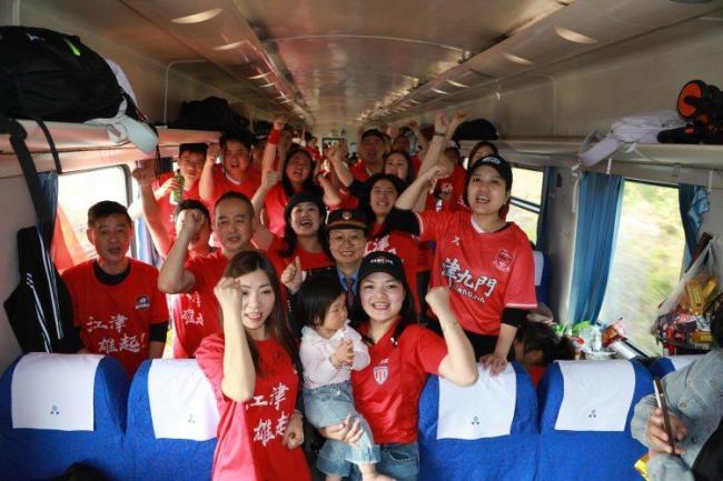 渝超赛事点燃山城出行热潮