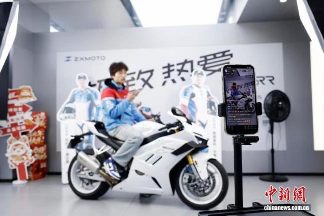 张雪820型摩托车发货 夺冠同款热销中