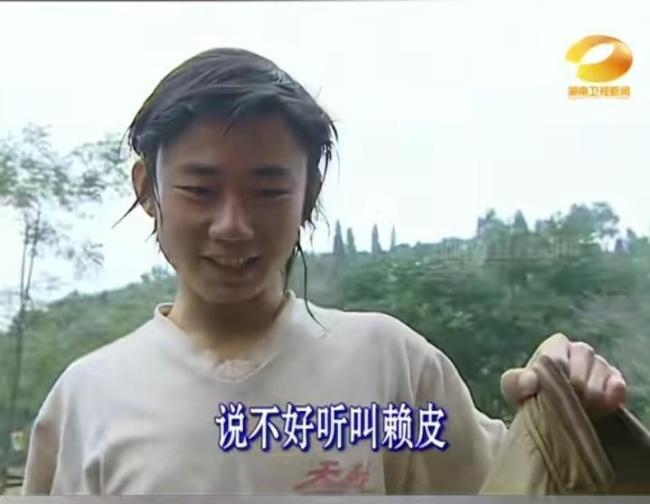 被追车记者20年后和张雪重逢抱着哭 梦想与坚持的见证