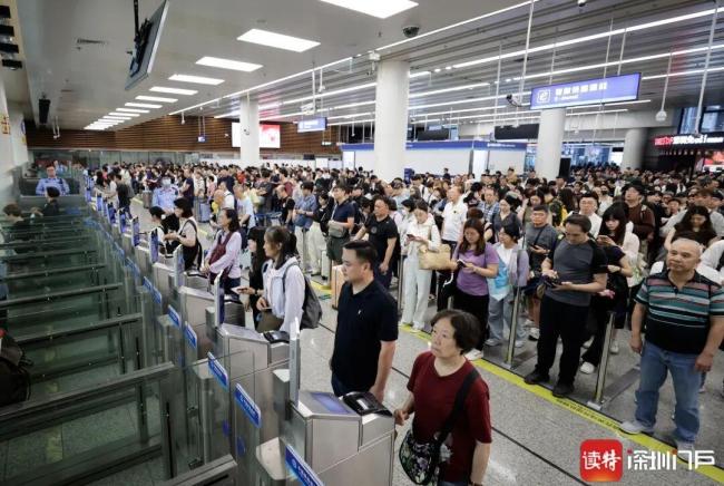 香港5天假期开启深圳各口岸人潮涌动 双向客流高峰显现
