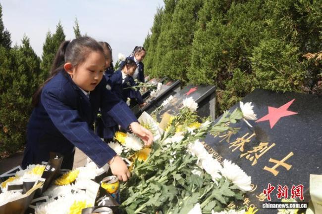 四川宣汉民众追思烈士谯禾林