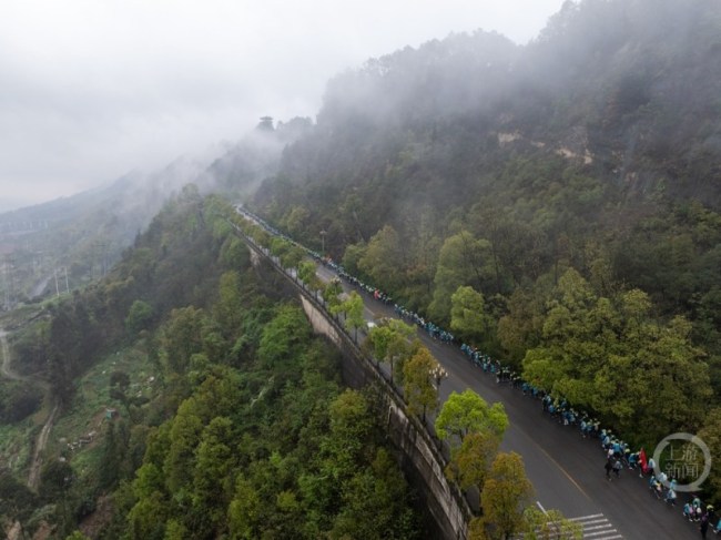重庆一中学师生徒步17.8公里祭英烈 传承红色精神
