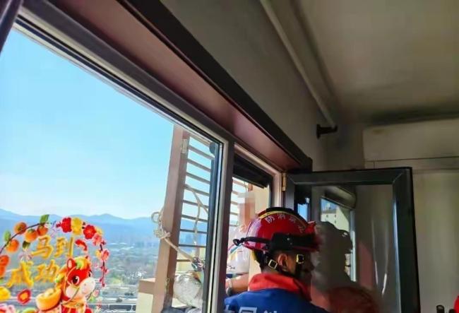 老人徒手爬楼背后是独居的无奈 独居老人的安全警钟