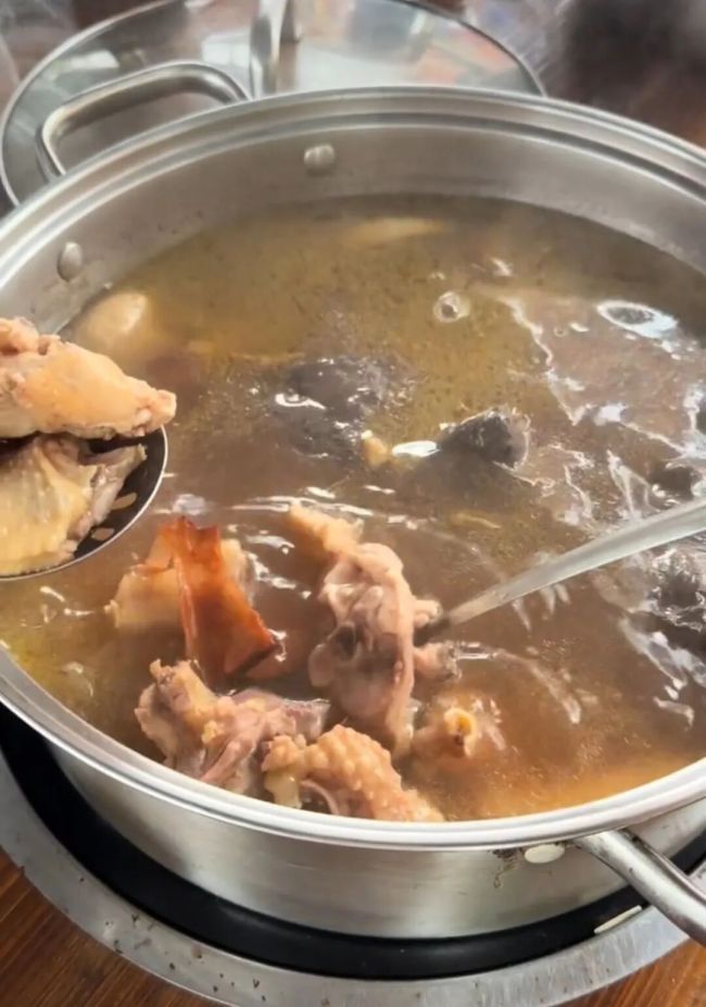 爆火鸡煲店老板称用的冰冻鸡 网红探店带火小店