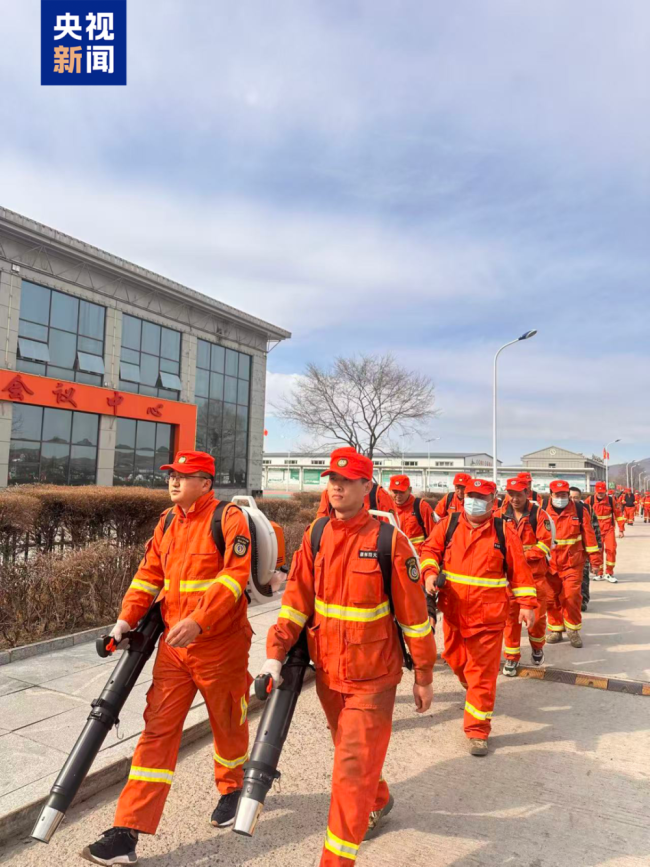 今年清明我要上山他又追来了 消防员的“追赶式劝导”