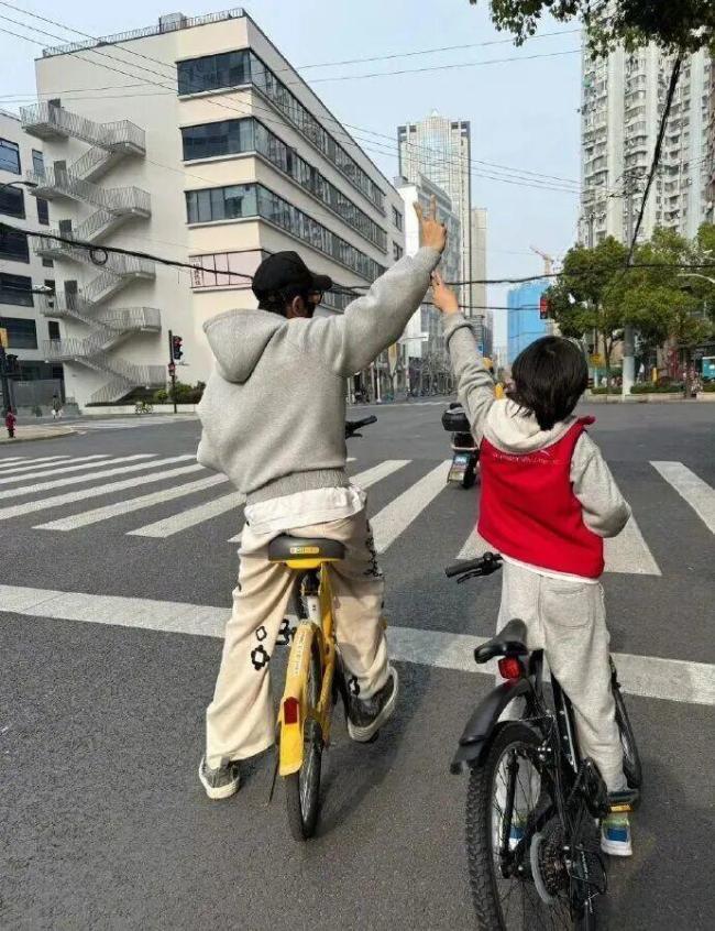 黄晓明晒带娃骑车变普法现场 温馨画面引发法律讨论