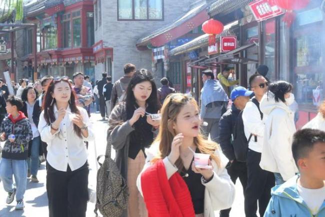 清明小长假什刹海游人如织