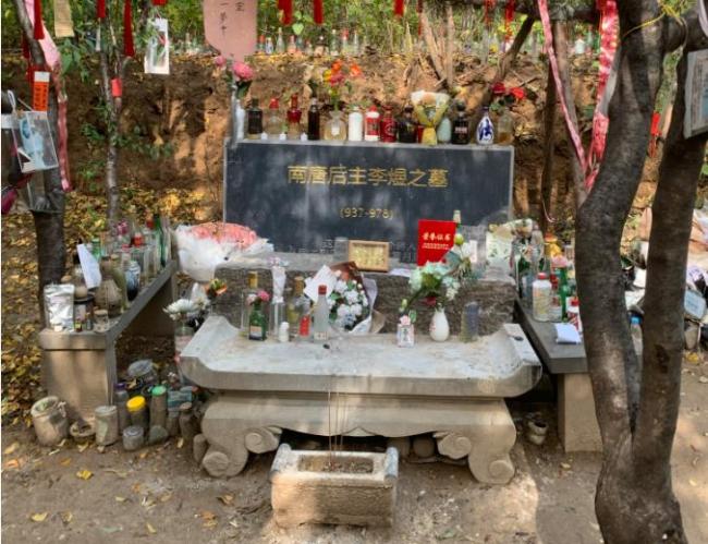 1年上30多座坟 年轻人为何爱上扫墓 跨越时空的会面